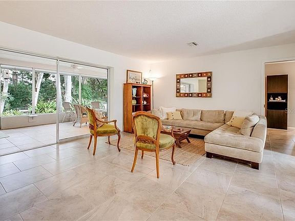 4th image of 4865 Commonwealth Dr
