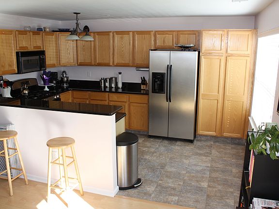 Fully renovated upscale kitchen w/ breakfast bar