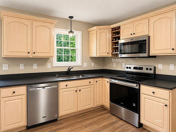 3rd image of 475 Longview Heights Rd