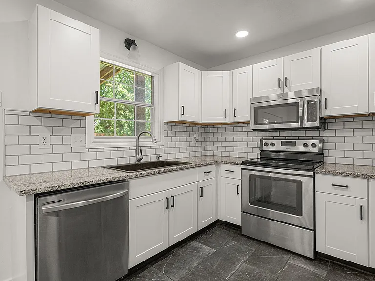806 Michael St — Photo 8