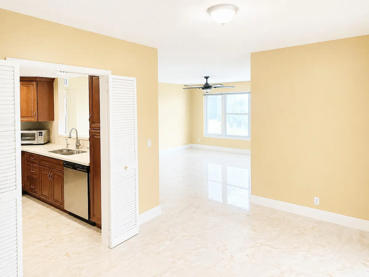 Building Photo - 10777 W Sample Rd #312