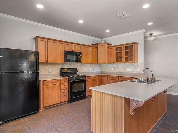 4th image of 1022 Country Club Cir