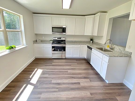 4th image of 401 Oak Springs Ln