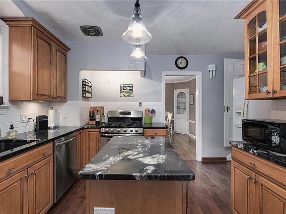 4th image of 19623 Laurel Ave
