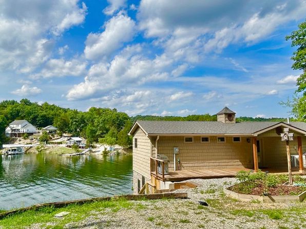 5547 Skewes Ln, Pulaski, VA 24301