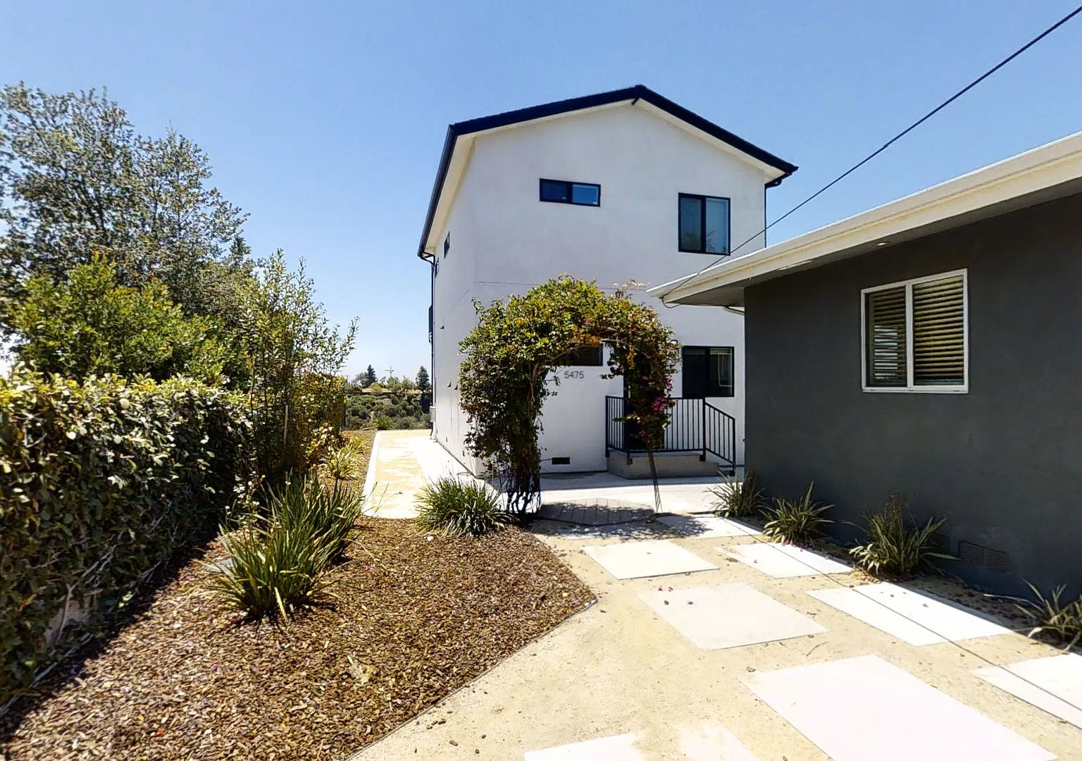 4BD/2BA with a Balcony. Great views, amazing yard! — Photo 1
