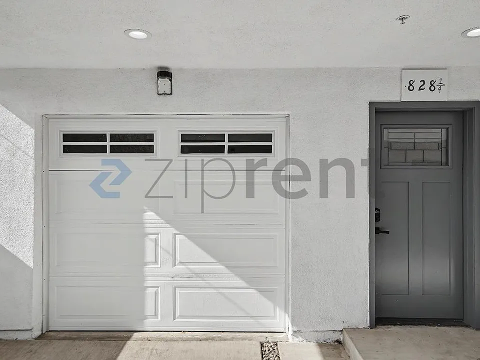 828 1/4 W 80th St