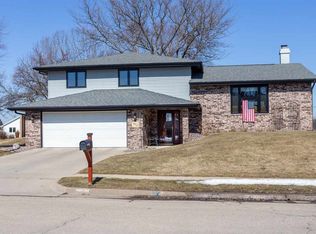 952 June Dr, Dubuque, IA 52003
