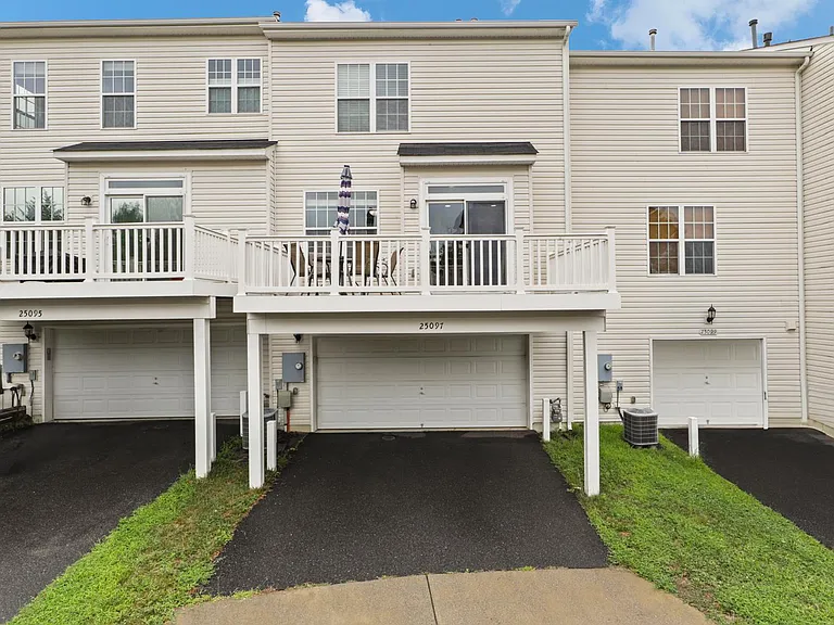 25097 Croxley Green Sq — Photo 16