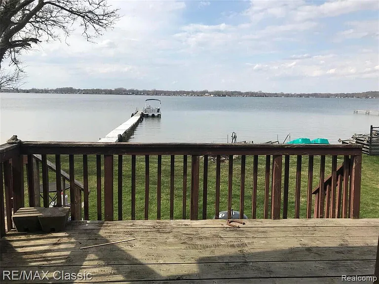 381 E Shore Dr — Photo 3