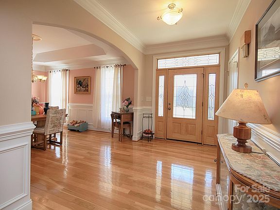 5th image of 144 Grandview Dr