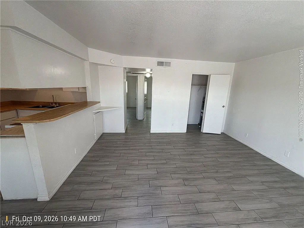 2 bed, 1.0 bath, 3290 sqft, $900 — Photo 2