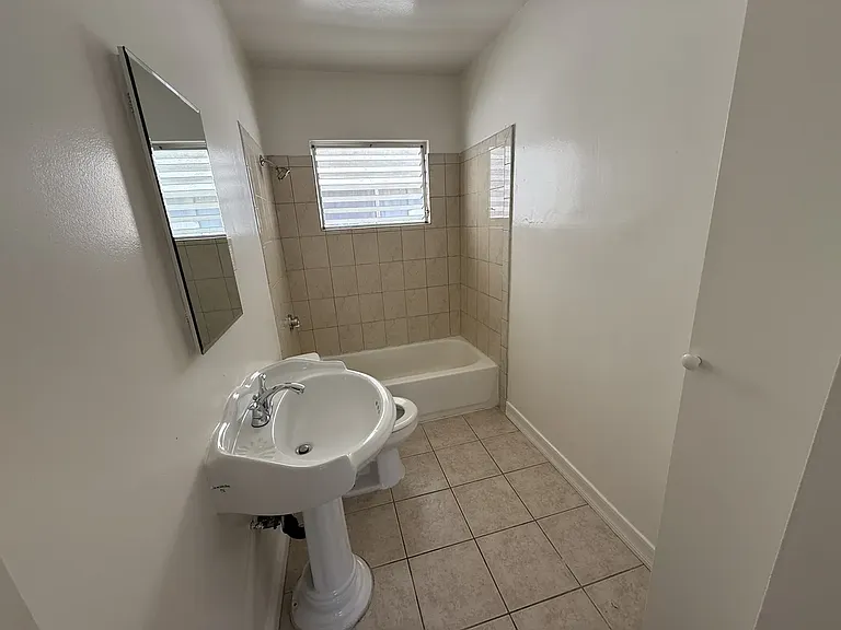 1002 S Barrington Ave #3 — Photo 1