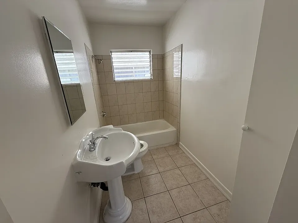 1002 S Barrington Ave #3