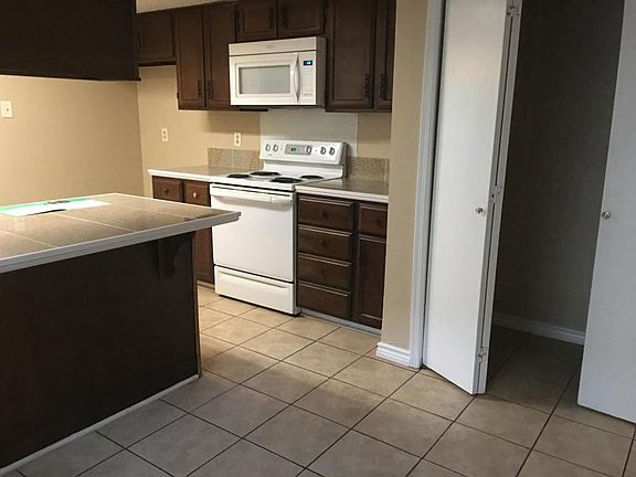 5th image of 818 Saint Andrews Ct