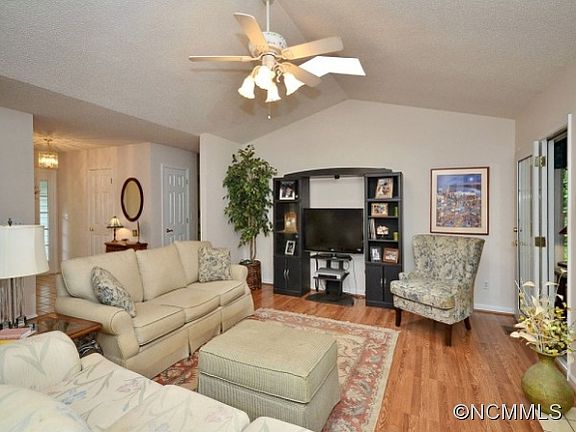 5th image of 21 Fox Valley Ct