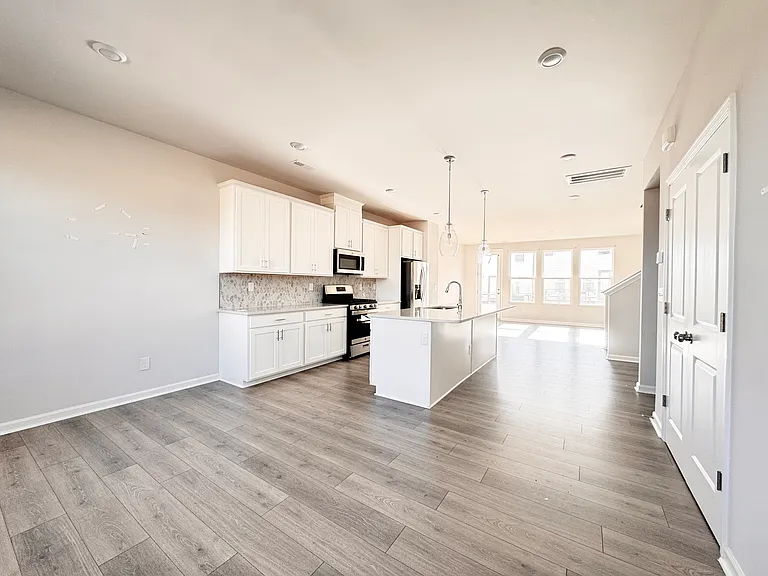 2350 Donnelly Hills Ln — Photo 8