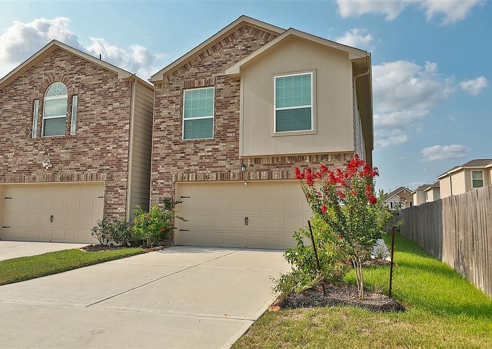 Pretty brick home with 2 car garage. This home sits in a nice community with a terrific location!