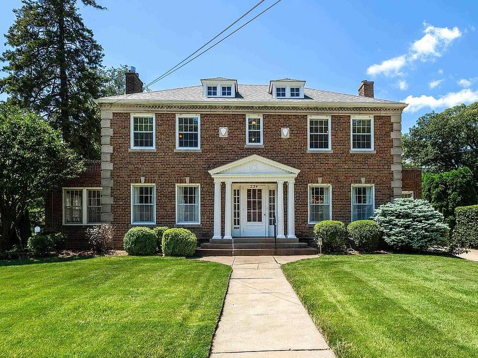 1st image of 234 Fernwood Ave
