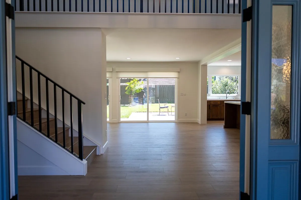 3 bed, 2.5 bath, 2510 sqft, $7,950 — Photo 2