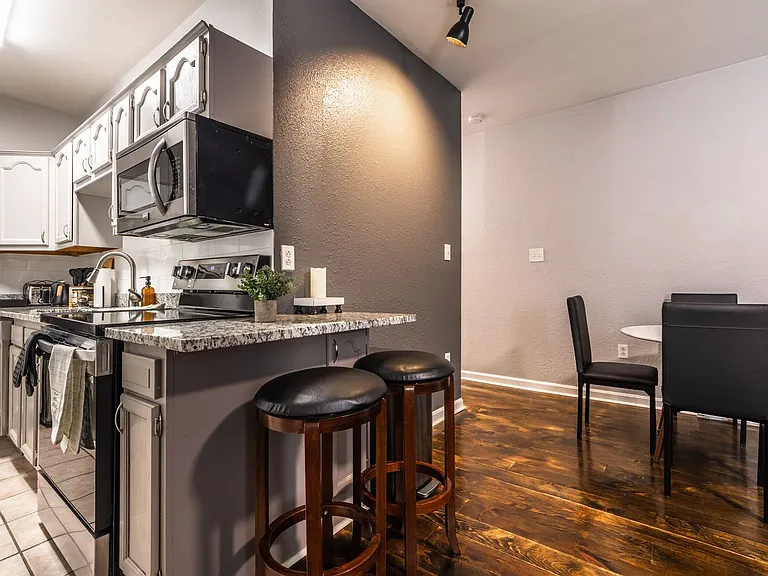 2322 E Carson St — Photo 4
