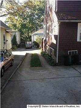 5th image of 111 Hillcrest Ter