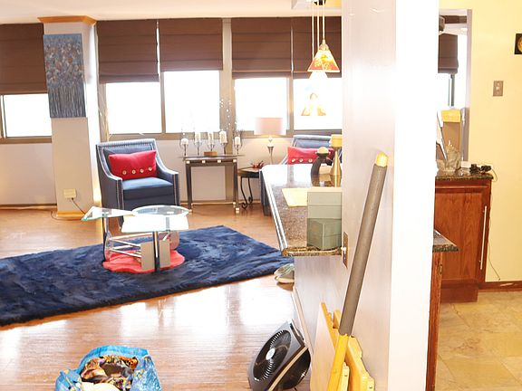 3rd image of 4800 S Lake Park Ave APT 1811