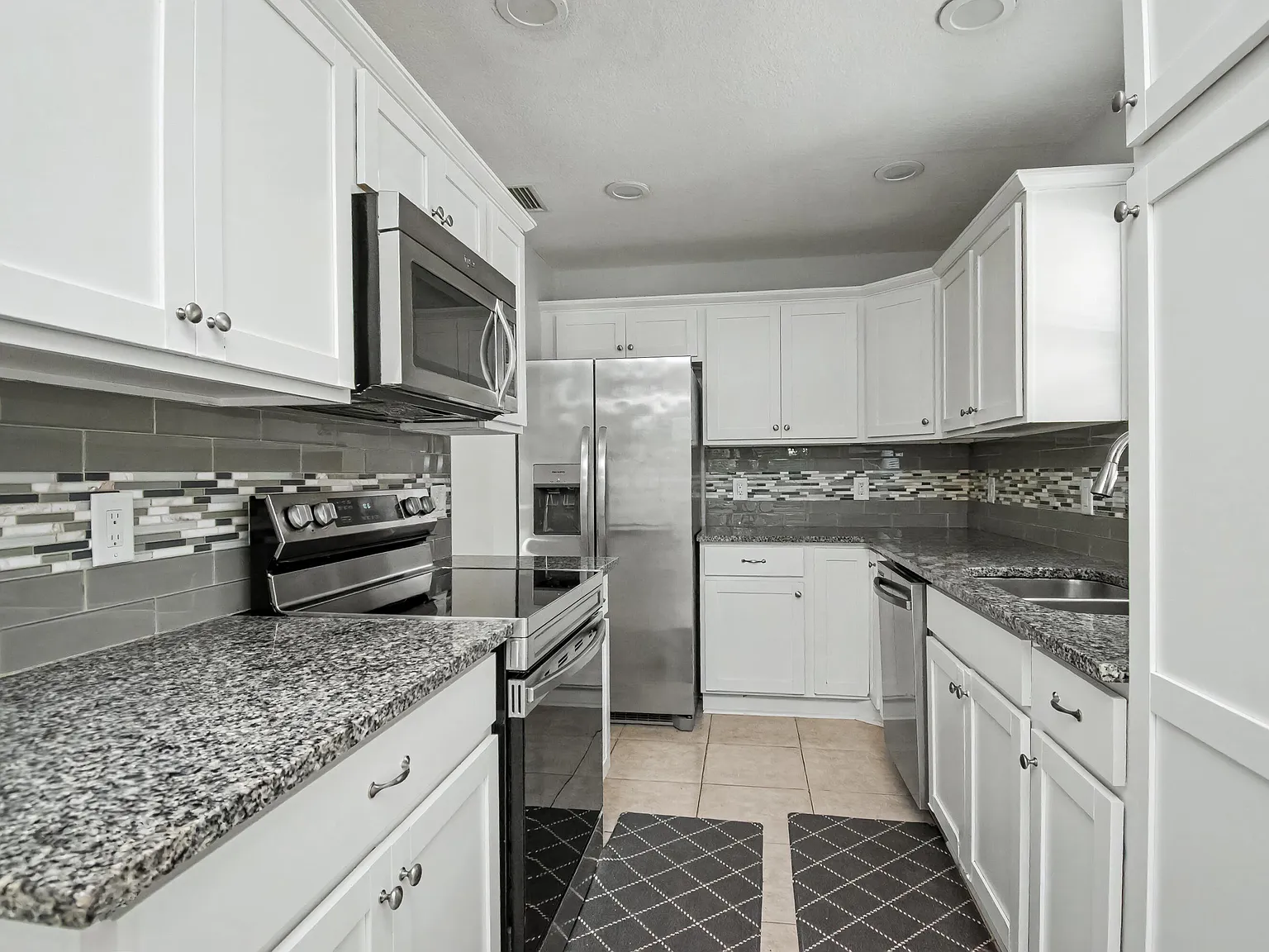3 bed, 2.0 bath, 1296 sqft, $3,220 — Photo 3