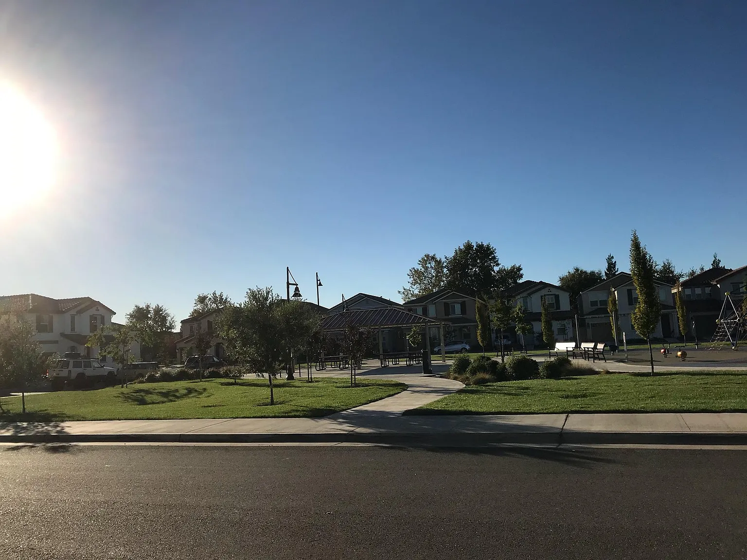 4 bed, 2.5 bath, 2113 sqft, $2,950 — Photo 2