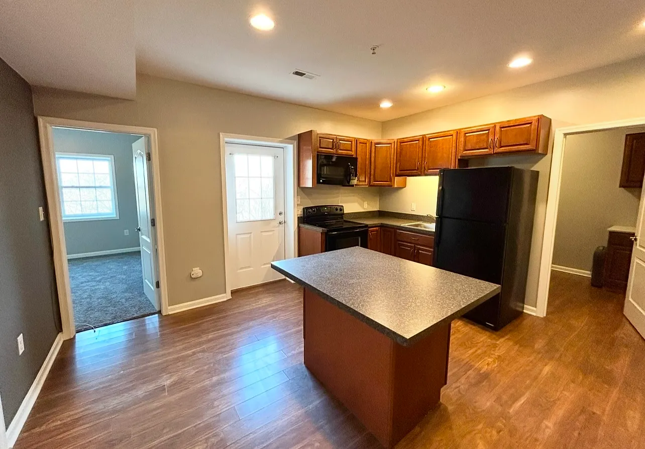 1 bed, 1000 sqft, $1,700 — Photo 1
