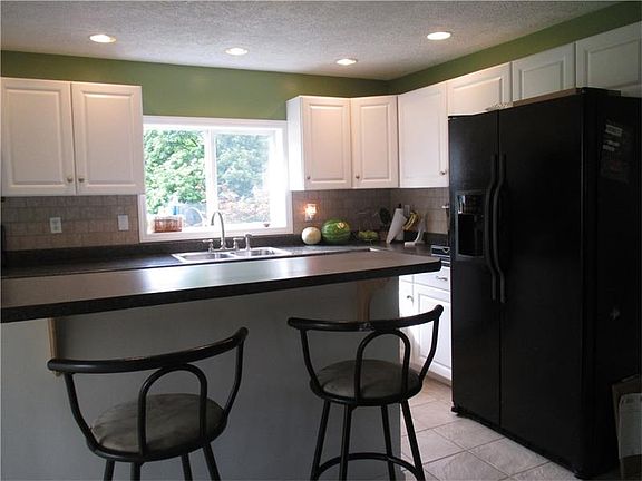 3rd image of 323 Yellowcreek St