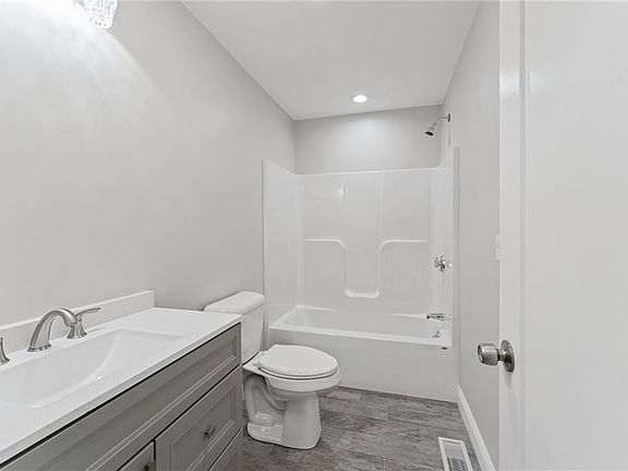 3rd image of 4 Cherry Blossom Ln