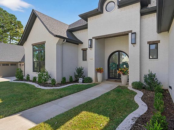 2nd image of 1572 Maple Cir