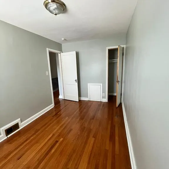 2327 13th Pl NE — Photo 5