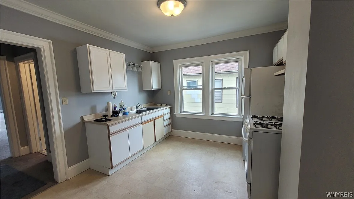 3 bed, 1.0 bath, 2842 sqft, $1,300 — Photo 3