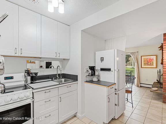 5th image of 48 Brittany Drive #D