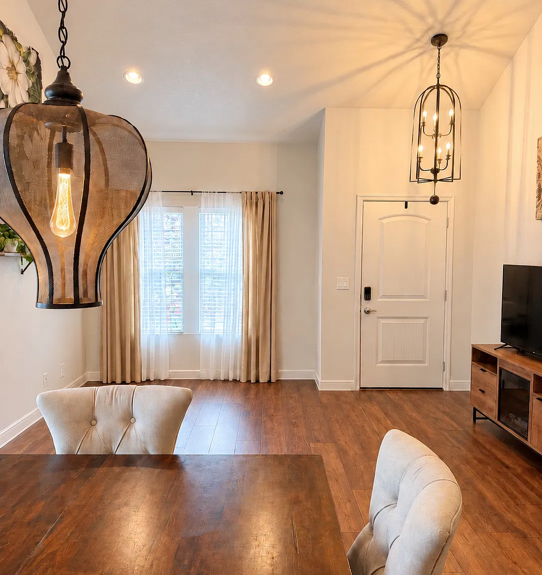 4 bed, 2500 sqft, $3,200 — Photo 3