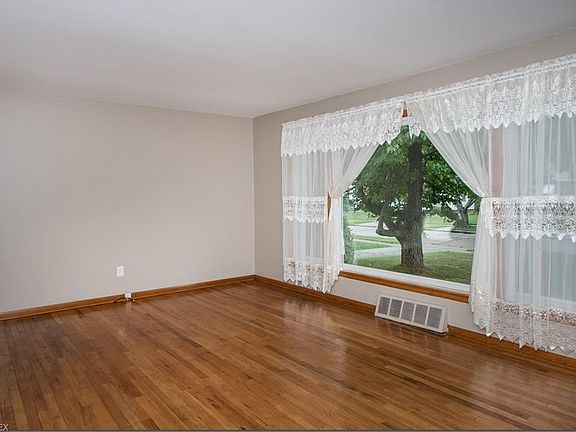 5th image of 15608 Steinway Blvd