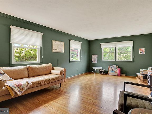 4th image of 912 Alison Ave