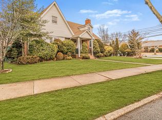 22215 77th Ave, Oakland Gardens, NY 11364
