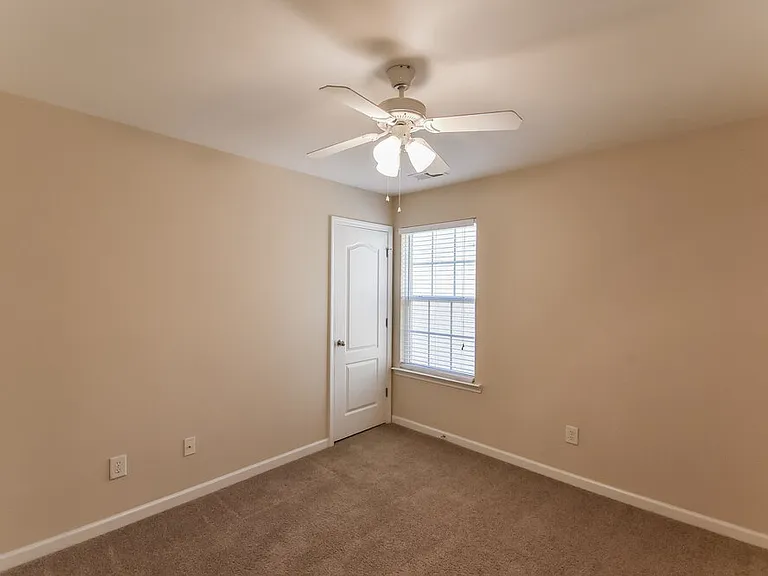 1061 Southwood Dr — Photo 11