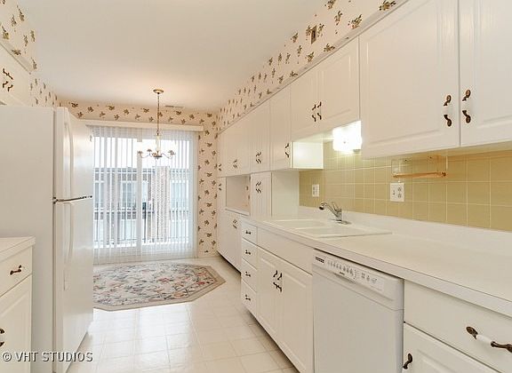 3rd image of 140 Franklin Pl E APT 305
