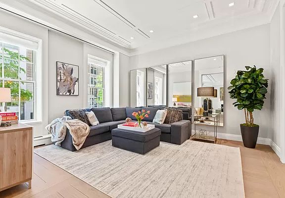 4th image of 40 E 72nd St APT 2