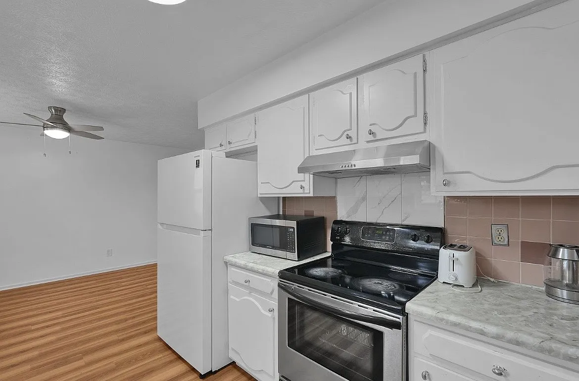 3 bed, 2043 sqft, $2,200 — Photo 3