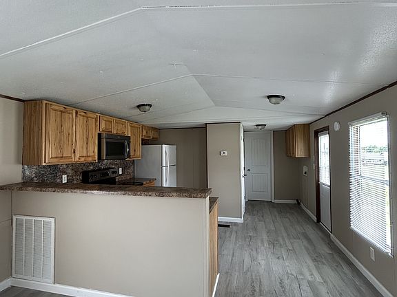 3rd image of 405 Debby St