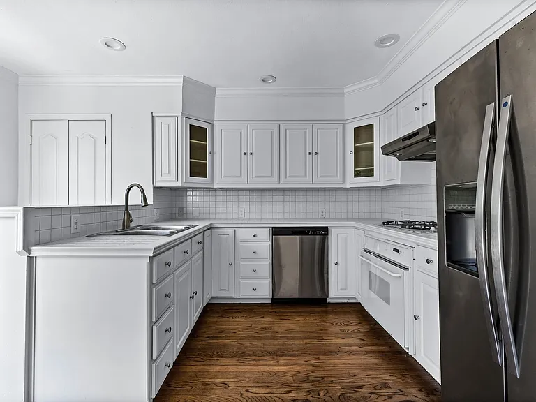 2833 Dyer St — Photo 9