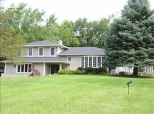 8421 Dean Rd, Fenton, MI 48430
