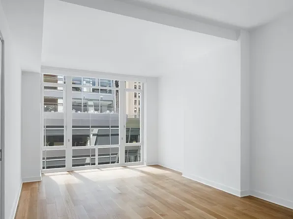 1050 6th Ave #8B, New York, NY 10018