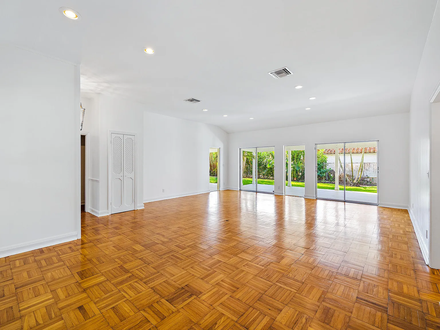 3 bed, 2.0 bath, 2653 sqft, $8,000 — Photo 3