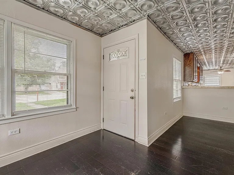1116 Kettler St — Photo 4